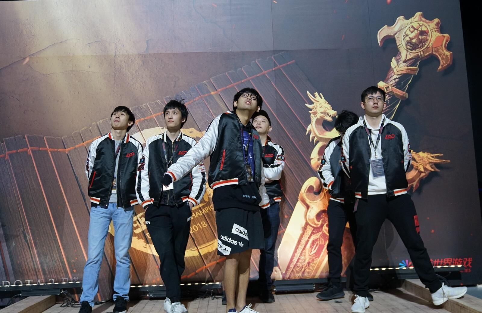 人造石板材自动浇注生产